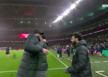 محمد صلاح مع لاعبي ليفربول