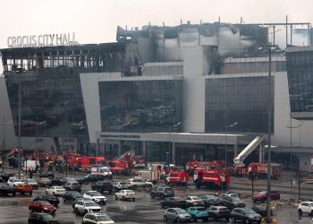 Members of emergency services work at the scene of the gun attack at the Crocus City Hall concert hall in Krasnogorsk, outside Moscow, on March 23, 2024. Gunmen who opened fire at a Moscow concert hall killed more than 60 people and wounded over 100 while sparking an inferno, authorities said on March 23, 2024, with the Islamic State group claiming responsibility. (Photo by STRINGER / AFP)