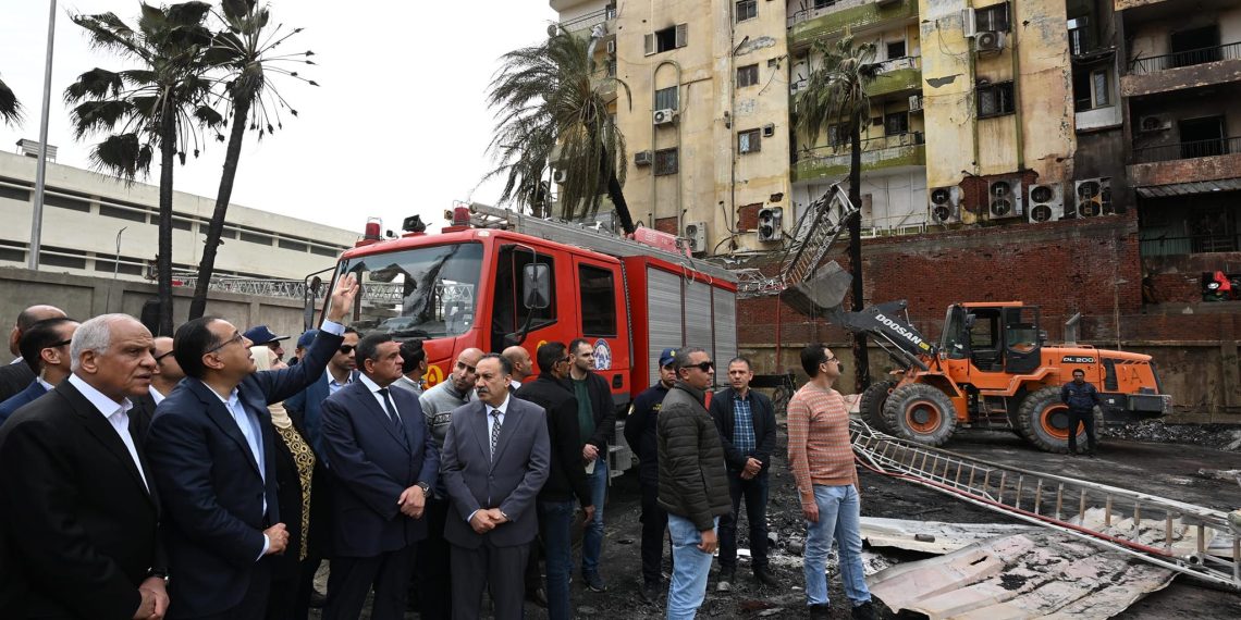 رئيس الوزراء بموقع الحادث