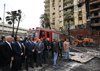 رئيس الوزراء بموقع الحادث