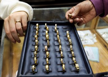 Customers look at jewellery inside a shop in the gold market area, as gold prices recorded an increase after the latest devaluation of the local currency in Cairo, Egypt, December 8, 2022. REUTERS/Mohamed Abd El Ghany