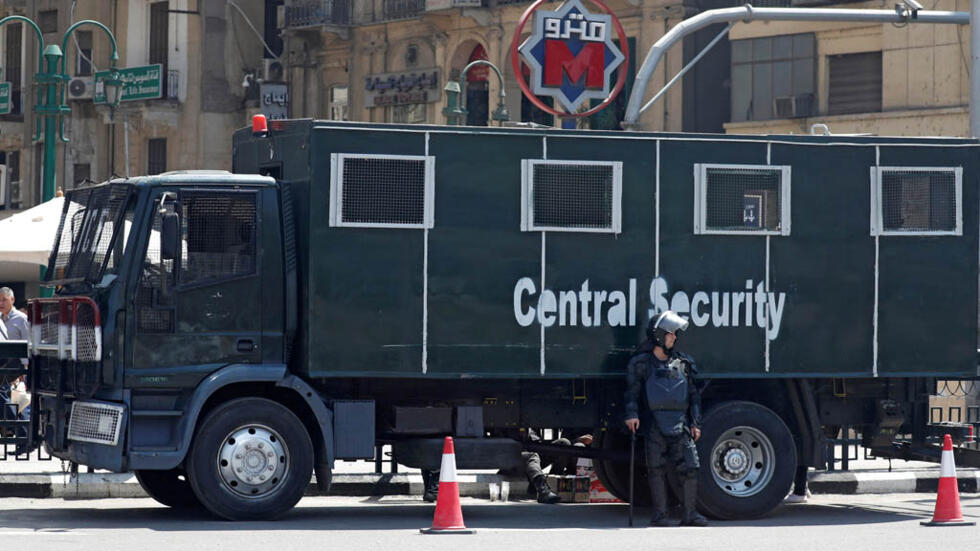 An Egyptian riot police officer is seen outside El Sadat metro station at Tahrir square in the center of Cairo, Egypt May 13, 2018. REUTERS/Amr Abdallah Dalsh