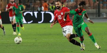 محمد صلاح يحاول السيطرة على الكرة أمام بوركينا فاسو في تصفيات كأس العالم الأفريقية 2026