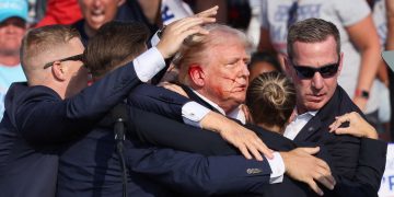 Republican presidential candidate and former U.S. President Donald Trump gestures with a bloodied face as multiple shots rang out during a campaign rally at the Butler Farm Show in Butler, Pennsylvania, U.S., July 13, 2024. REUTERS/Brendan McDermid